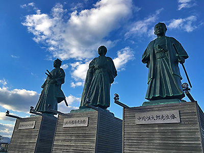 高知駅前の銅像（武市半平太、坂本龍馬、中岡慎太郎）